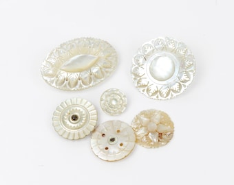 6x Nácar Antiguo, Piezas Talladas Ornamentadas de Tamaño Surtido, Ovaladas y Redondas, Incluye Dos Broches, Estrella Tallada