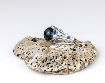 Vintage Silver Modernist Ring, Set with Black Cabochon marked 925 Israel, Mid Century Cocktail Ring