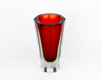 Jarrón vintage XL de cristal facetado octogonal Sommerso de Murano, vidrio rojo italiano de los años 60 con detalles en vidrio amarillo, azul y transparente, mediados de siglo, 21 cm