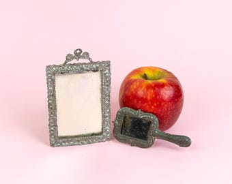 2x Mini Vintage Dollhouse Toy Tin Plate Mirrors, Miniature Doll Furniture Accessory, Hand Mirror and Wall Mirror