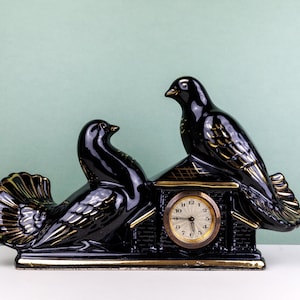 Vintage schwarze Keramik Art Deco deutsche Kaminuhr mit Vögeln, Tauben, Mid Century Kitsch, glasiert, Gold Vergoldet