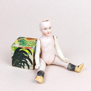 Miniature Antique Bisque Dollhouse Doll, with Painted Features and Pin Jointed Limbs, Vintage Victorian Toy, 13cm