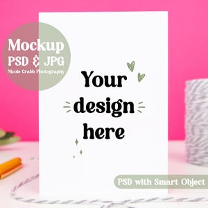 Mockup biglietto d'auguri rosa brillante, mockup biglietto 5x7, mockup biglietto A6, mockup invito, sfondo rosa brillante, mockup oggetto intelligente PSD, JPG