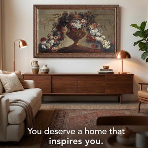 Pode incluir: Uma sala de estar com uma grande pintura floral emoldurada acima de uma consola de madeira. À esquerda, há um sofá branco com almofadas estampadas e um cobertor. Uma lâmpada de cobre e um tapete estampado também são visíveis. O texto diz: "Você merece um lar que o inspire."