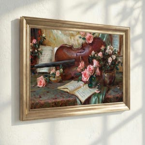 Pode incluir: Pintura emoldurada de natureza morta com um violino, partituras e rosas cor-de-rosa. O violino é castanho, e as rosas estão em vasos e espalhadas sobre uma superfície estampada. A moldura é dourada.
