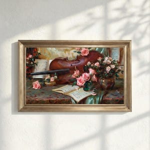 Op de afbeelding: Een ingelijst schilderij met een viool, bladmuziek en roze rozen. De viool is diepbruin en de rozen staan in volle bloei. Het kunstwerk heeft een vintage uitstraling en staat tegen een neutrale achtergrond.