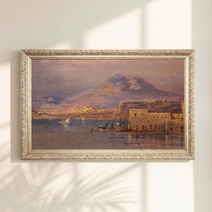 Puede incluir: Una pintura al óleo antigua en un marco plateado decorativo representa una escena costera. La obra presenta un puerto con edificios, barcos y una cordillera al fondo. La paleta de colores incluye tonos de morado, dorado y azul.
