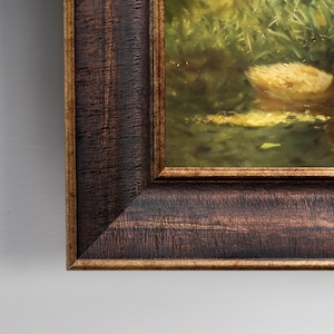 Può includere: Dipinto incorniciato con una cornice in legno marrone scuro e strutturato. L'opera raffigura un paesaggio con fogliame verde, acqua e una roccia di colore chiaro. Il dipinto ha una tavolozza di colori calda e naturale.