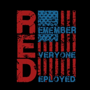 Puede incluir: Un diseño desgastado sobre un fondo negro presenta el texto "RED" en rojo, con las palabras "REMEMBER EVERYONE DEPLOYED" en azul y rojo, dispuestas para asemejarse a la bandera estadounidense. El diseño tiene una estética vintage y desgastada.