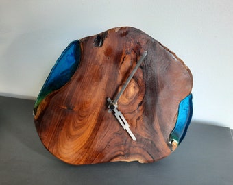 Klok teakhout epoxy blauw / Clock teak wood, blue epoxy
