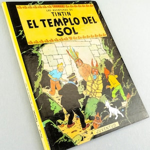 Może przedstawiać: Okładka komiksu w języku hiszpańskim z Tintinem, głównym bohaterem, w dżungli. Okładka zawiera tytuł "El Templo del Sol" i autora "Herge".