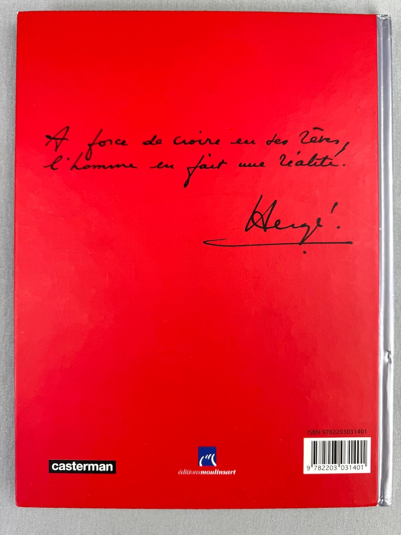 Puede incluir: Portada de libro roja con texto manuscrito en negro. El texto dice: &laquo; A force de croire en des r&ecirc;ves, l'homme en fait une r&eacute;alit&eacute;. &raquo; Debajo, una firma. La editorial es Casterman.