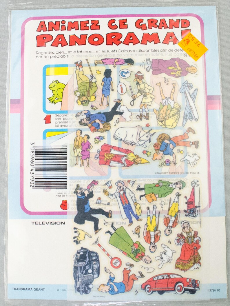 Puede incluir: Una l&aacute;mina de pegatinas de dibujos animados vintage en una funda de pl&aacute;stico. Las pegatinas presentan varios personajes y objetos, incluyendo un coche rojo, una rana y una persona con un vestido rojo. El texto "ANIMEZ CE GRAND PANORAMA" est&aacute; en la parte superior.