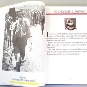 Puede incluir: Libro abierto con una fotograf&iacute;a en blanco y negro de un grupo de personas caminando. El texto incluye "Part One GEORGES REMI, ALIAS HERG&Eacute;" y "AN UNEVENTFUL BOYHOOD".