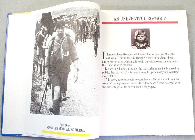 Puede incluir: Libro abierto con una fotograf&iacute;a en blanco y negro de un grupo de personas caminando. El texto incluye "Part One GEORGES REMI, ALIAS HERG&Eacute;" y "AN UNEVENTFUL BOYHOOD".