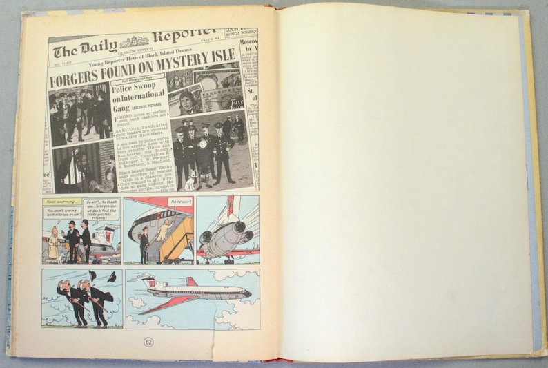 K&ouml;nnte beinhalten: Offenes Buch mit Comicstrip und Schlagzeilen. Die Schlagzeile lautet &bdquo;Forgers Found on Mystery Isle&ldquo;. Der Comicstrip zeigt Illustrationen von Personen und einem Flugzeug. Das Buch ist auf Seite 62 ge&ouml;ffnet.