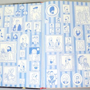 Op de afbeelding: Dubbele pagina van een open boek met talrijke ingelijste illustraties van verschillende figuren, in blauw en wit. De achtergrond heeft een blauw-wit gestreept patroon, met illustraties in verschillende vormen en maten.