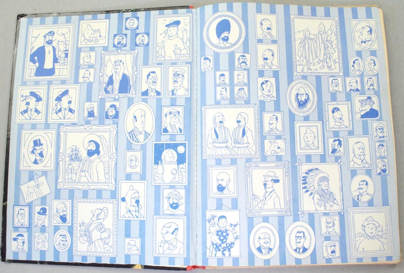 Op de afbeelding: Dubbele pagina van een open boek met talrijke ingelijste illustraties van verschillende figuren, in blauw en wit. De achtergrond heeft een blauw-wit gestreept patroon, met illustraties in verschillende vormen en maten.