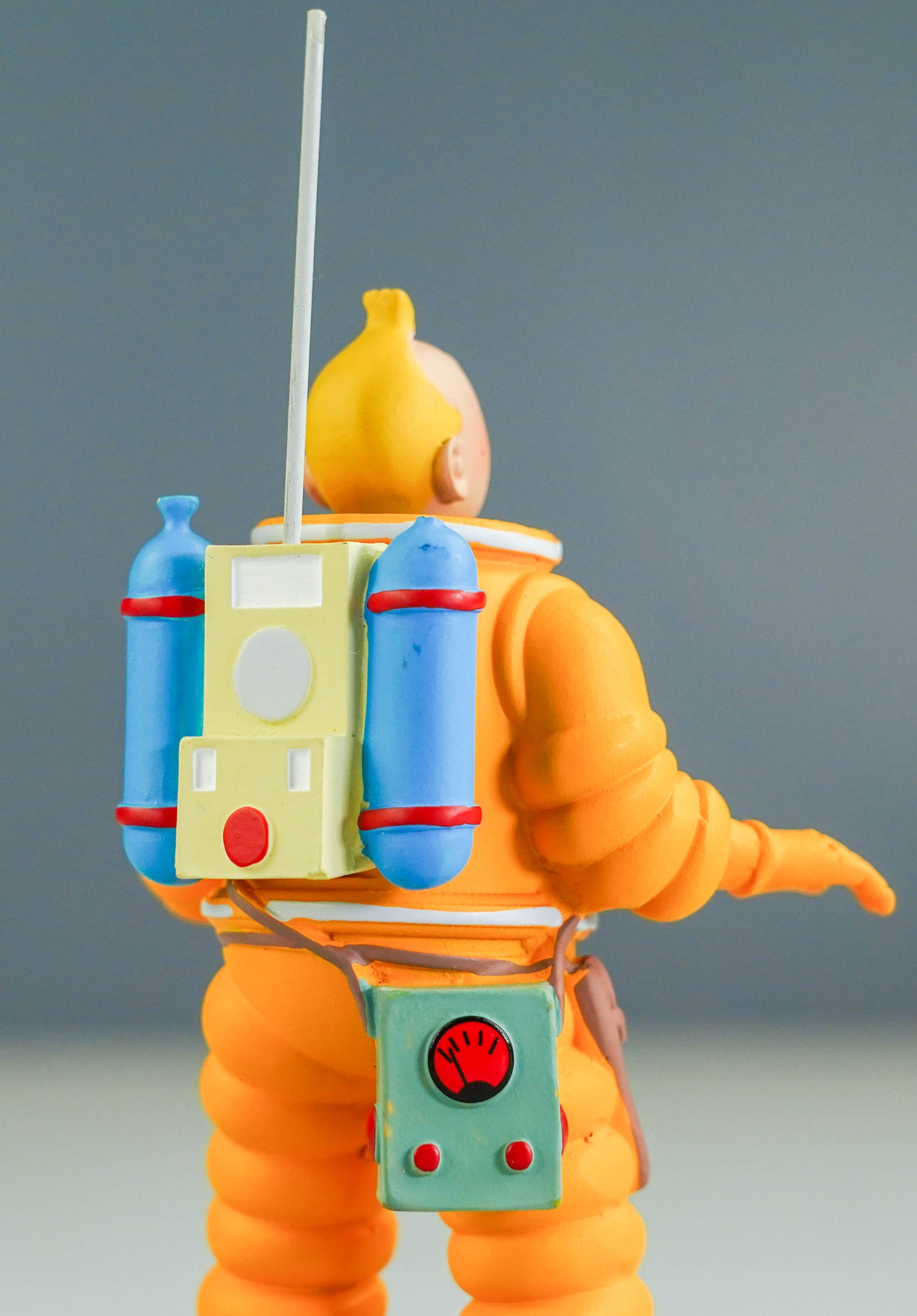 美術館級美品〈タンタンの冒険フィギュアロケット『めざすは月』約42cm〉 タンタン フィギュア ムーランサール 42186: 宇宙服を着たタンタン