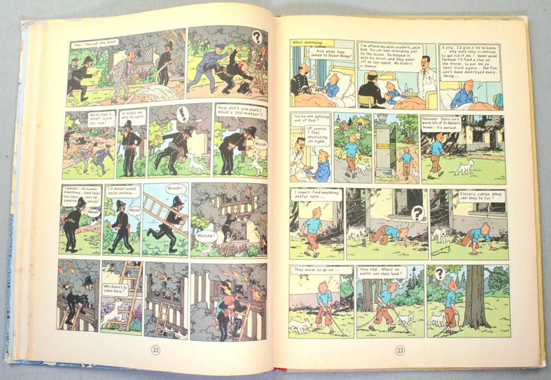 K&ouml;nnte beinhalten: Offenes Buch mit farbenfrohen Comic-Strip-Illustrationen. Die Comic-Panels zeigen Szenen mit Charakteren in verschiedenen Situationen, darunter Polizisten, ein Junge mit einem Hund und ein brennendes Geb&auml;ude. Die Seiten sind gealtert mit einem roten Buchr&uuml;cken.