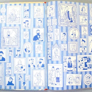 K&ouml;nnte beinhalten: Doppelseite eines ge&ouml;ffneten Buches mit zahlreichen blau-wei&szlig;en Illustrationen von Portr&auml;ts und Figuren. Die Bilder sind gerahmt und auf einem blau-wei&szlig; gestreiften Hintergrund angeordnet. Die Illustrationen variieren in Stil und Motiv.