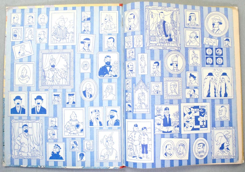 K&ouml;nnte beinhalten: Doppelseite eines ge&ouml;ffneten Buches mit zahlreichen blau-wei&szlig;en Illustrationen von Portr&auml;ts und Figuren. Die Bilder sind gerahmt und auf einem blau-wei&szlig; gestreiften Hintergrund angeordnet. Die Illustrationen variieren in Stil und Motiv.