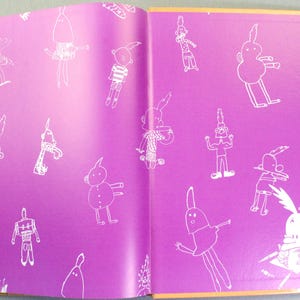 Puede incluir: Un libro abierto con guardas de color morado brillante que presentan un patr&oacute;n repetitivo de personajes de dibujos animados trazados en blanco. Las ilustraciones muestran varias figuras en diferentes poses, incluida una que est&aacute; acostada escribiendo.