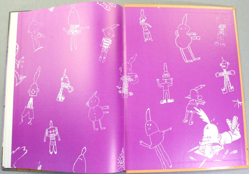 Puede incluir: Un libro abierto con guardas de color morado brillante que presentan un patr&oacute;n repetitivo de personajes de dibujos animados trazados en blanco. Las ilustraciones muestran varias figuras en diferentes poses, incluida una que est&aacute; acostada escribiendo.