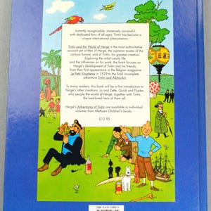 Puede incluir: La contraportada de un libro titulado "Tint&iacute;n y el Mundo de Herg&eacute;" presenta ilustraciones coloridas de Tint&iacute;n y otros personajes. La portada incluye texto que describe el contenido del libro y las aventuras de Tint&iacute;n. Es un libro infantil.