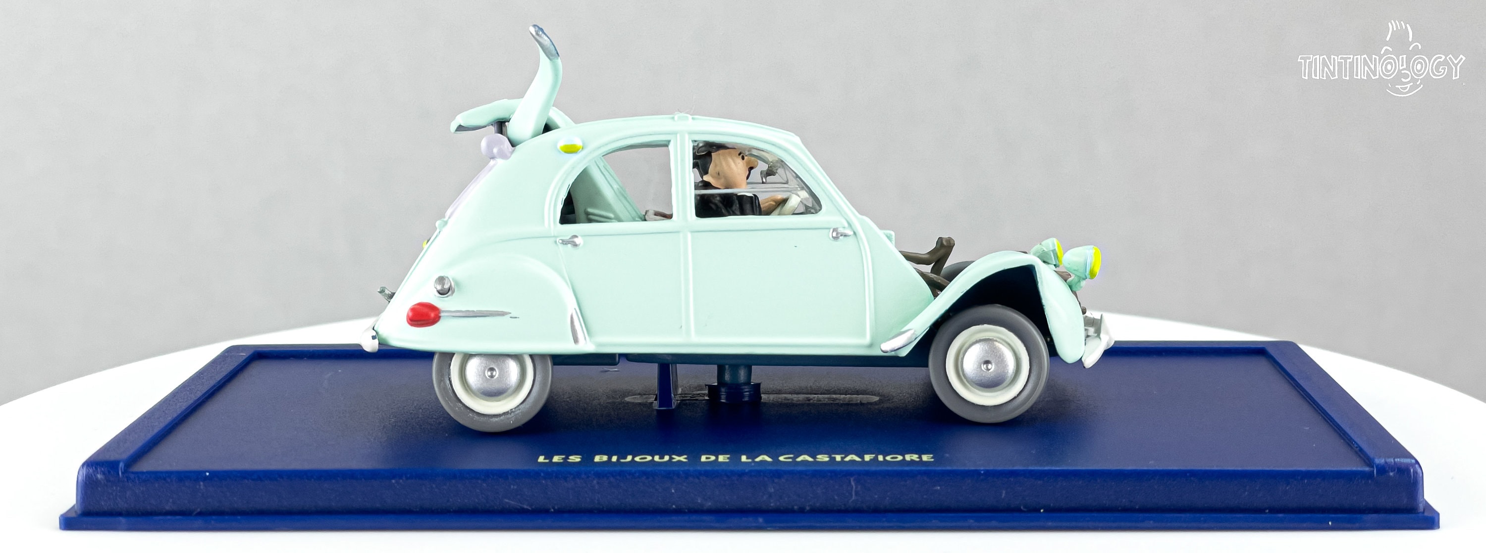 ATLAS TINTIN CAR # 33 Crashed 2CV - the Castafiore Emerald Herge