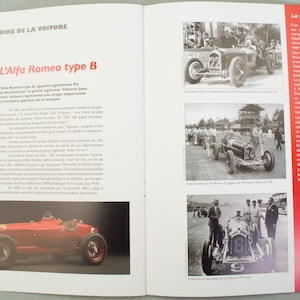 Pu&ograve; includere: Una pagina di rivista con la storia dell'auto da corsa Alfa Romeo Type B. La pagina include immagini dell'auto, insieme a testo in francese. L'auto &egrave; rossa e ha un design classico.