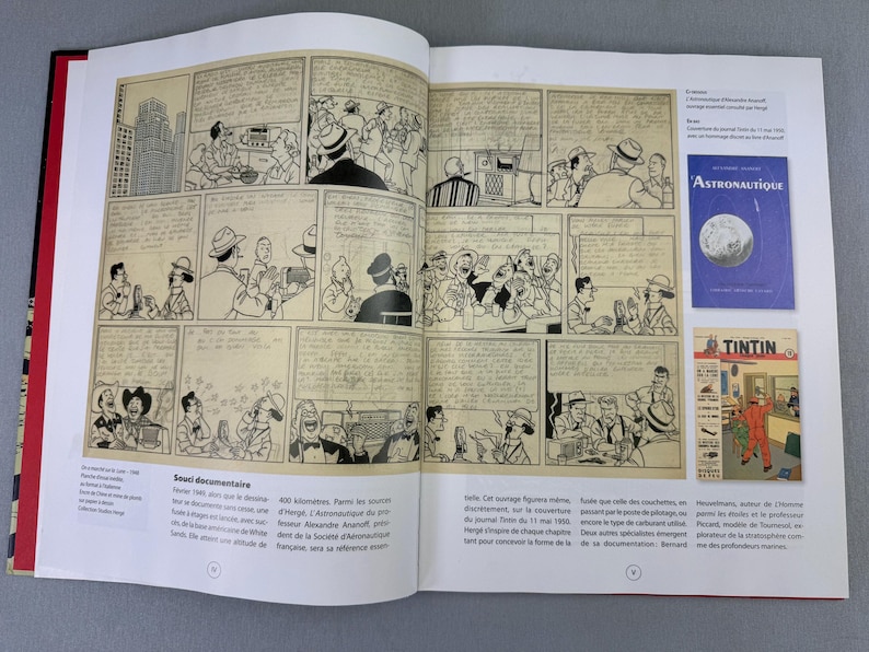 Puede incluir: Un libro abierto con una tira c&oacute;mica en blanco y negro con m&uacute;ltiples paneles. El c&oacute;mic muestra escenas de personas en varios entornos. Tambi&eacute;n se ven dos portadas de libros, una con la palabra "Astronautique" y una ilustraci&oacute;n de la luna, y otra con "Tint&iacute;n".