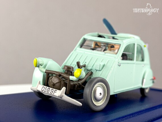 ATLAS TINTIN CAR # 33 Crashed 2CV - the Castafiore Emerald Herge