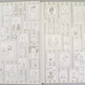 Puede incluir: Doble p&aacute;gina de un libro con numerosas ilustraciones enmarcadas de varios personajes, dispuestas sobre un fondo de rayas verticales grises y blancas. Las ilustraciones son en blanco y negro, con diferentes estilos de marco.