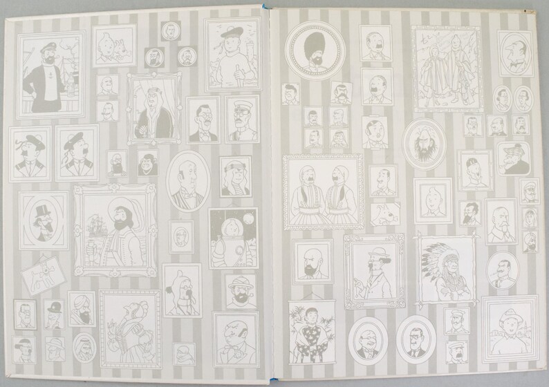 Puede incluir: Doble p&aacute;gina de un libro con numerosas ilustraciones enmarcadas de varios personajes, dispuestas sobre un fondo de rayas verticales grises y blancas. Las ilustraciones son en blanco y negro, con diferentes estilos de marco.