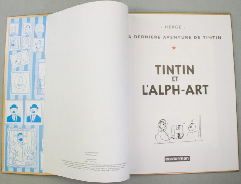Może przedstawiać: Otwarta książka z tytułem "Tintin et l'Alph-Art" w czarnym tekście. Strony książki są białe, z ilustracjami i tekstem. Lewa strona ma niebiesko-białe oprawione portrety. Książka to komiks.