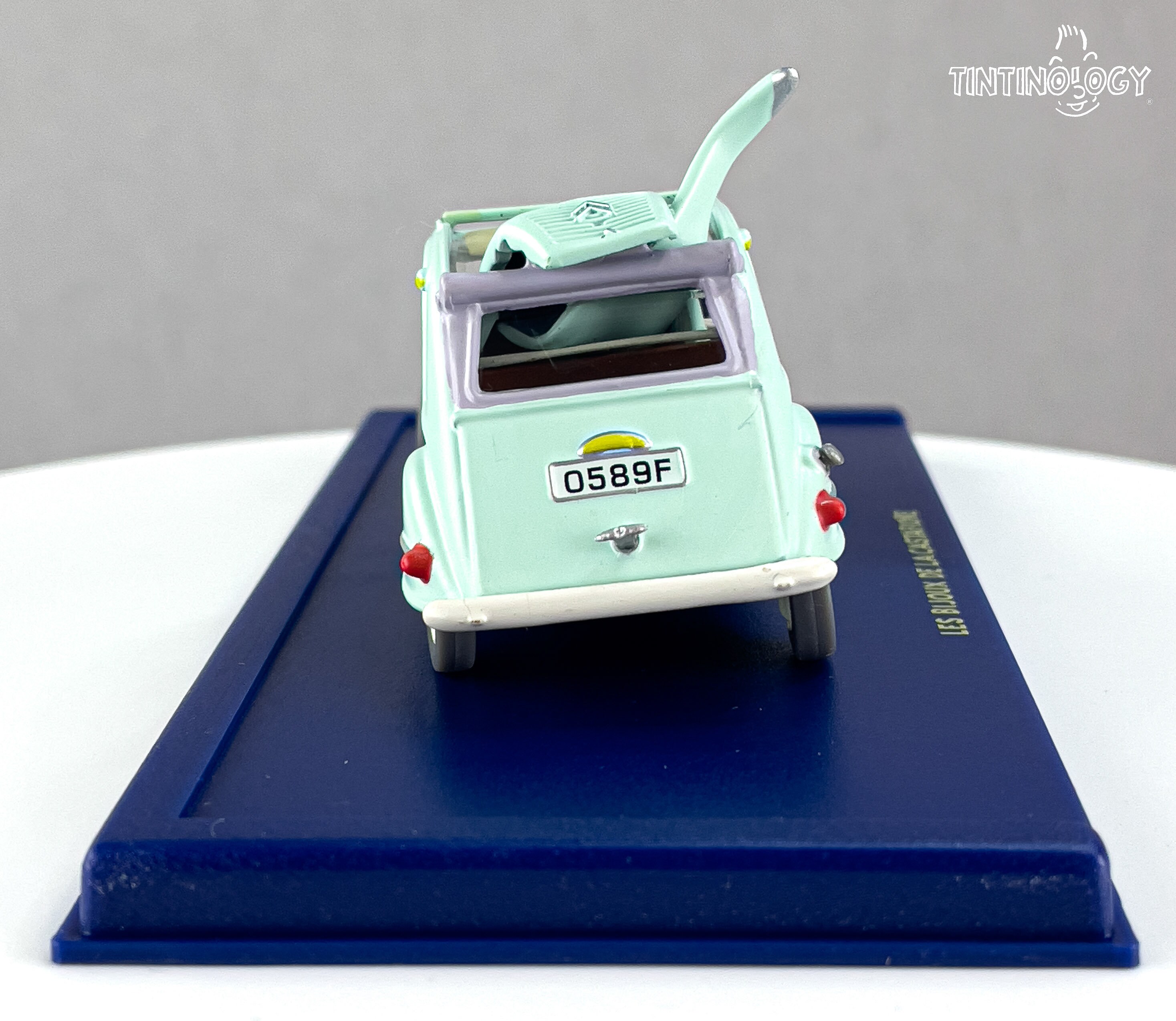 ATLAS TINTIN CAR # 33 Crashed 2CV - the Castafiore Emerald Herge