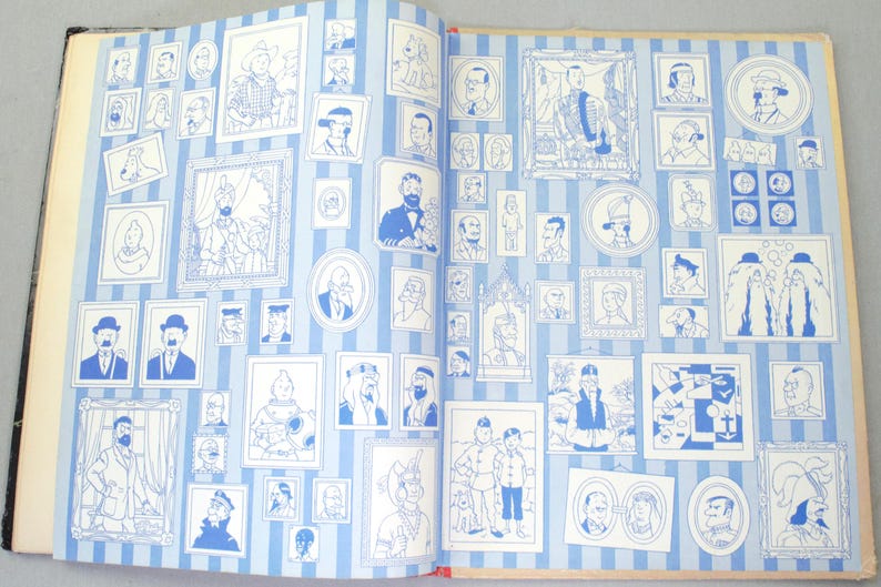 Op de afbeelding: Open boek met blauw-wit gestreepte pagina's, met talrijke ingelijste illustraties van mensen. De illustraties zijn in blauwe inkt, wat een vintage uitstraling geeft. De boekband is zwart.