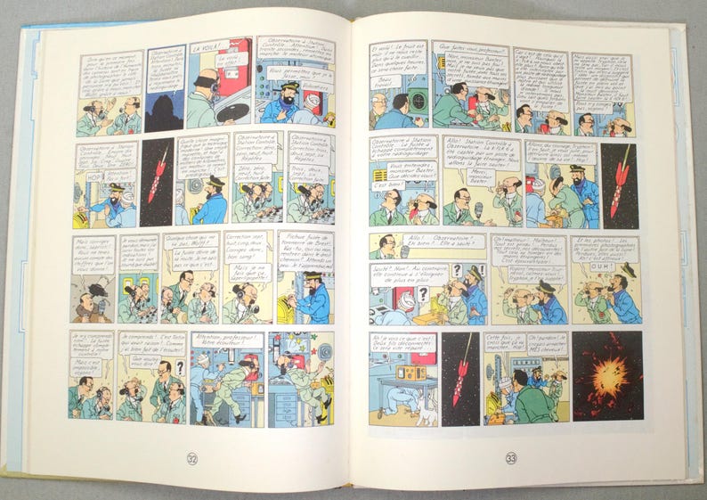 K&ouml;nnte beinhalten: Offenes Comicbuch mit illustrierten Panels. Die Szenen zeigen Charaktere in verschiedenen Umgebungen, darunter ein Raketenstart. Die Illustrationen enthalten Sprechblasen und sind im Retro-Stil gehalten, mit Fokus auf Handlung und Dialog.