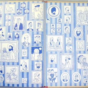 K&ouml;nnte beinhalten: Ein offenes Buch mit blau-wei&szlig; gestreiften Seiten, gef&uuml;llt mit blau-wei&szlig;en Illustrationen von Personen in verschiedenen Rahmen. Die Illustrationen sind in verschiedenen Gr&ouml;&szlig;en und Formen, einschlie&szlig;lich ovaler Rahmen.