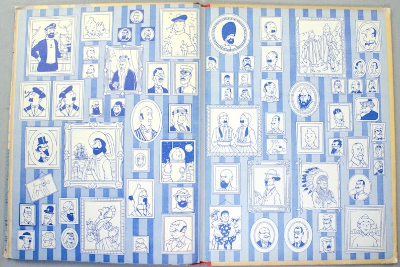 K&ouml;nnte beinhalten: Ein offenes Buch mit blau-wei&szlig; gestreiften Seiten, gef&uuml;llt mit blau-wei&szlig;en Illustrationen von Personen in verschiedenen Rahmen. Die Illustrationen sind in verschiedenen Gr&ouml;&szlig;en und Formen, einschlie&szlig;lich ovaler Rahmen.