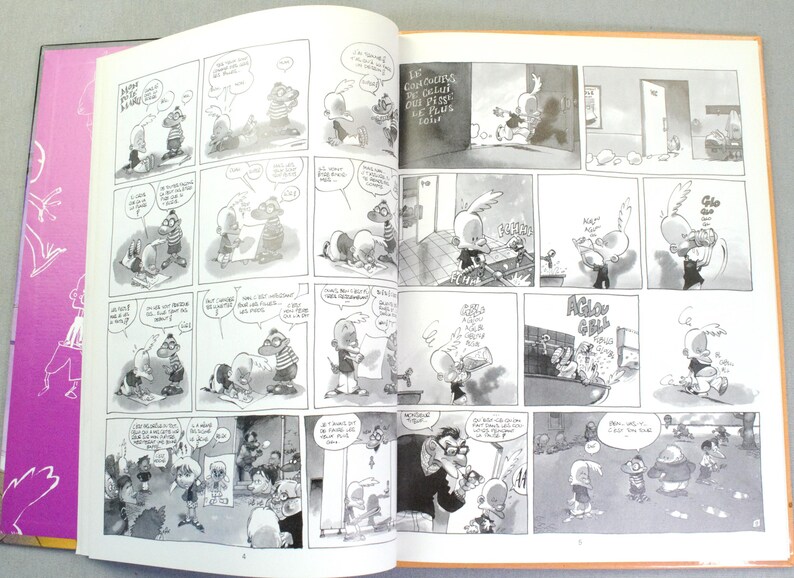 Puede incluir: Un libro abierto que presenta tiras c&oacute;micas en blanco y negro con ilustraciones de personajes de dibujos animados. Las p&aacute;ginas contienen m&uacute;ltiples marcos con globos de texto y texto en franc&eacute;s, mostrando varias escenas e interacciones.