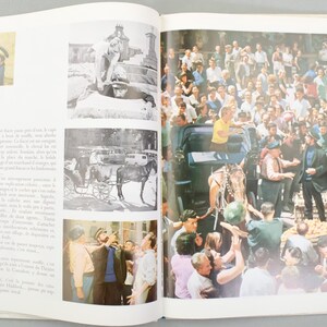 Puede incluir: Un libro antiguo abierto en una p&aacute;gina doble con varias im&aacute;genes. Una imagen muestra a una persona con uniforme. Otras im&aacute;genes representan escenas con multitudes, un carruaje tirado por caballos y personas interactuando, posiblemente en un mercado.