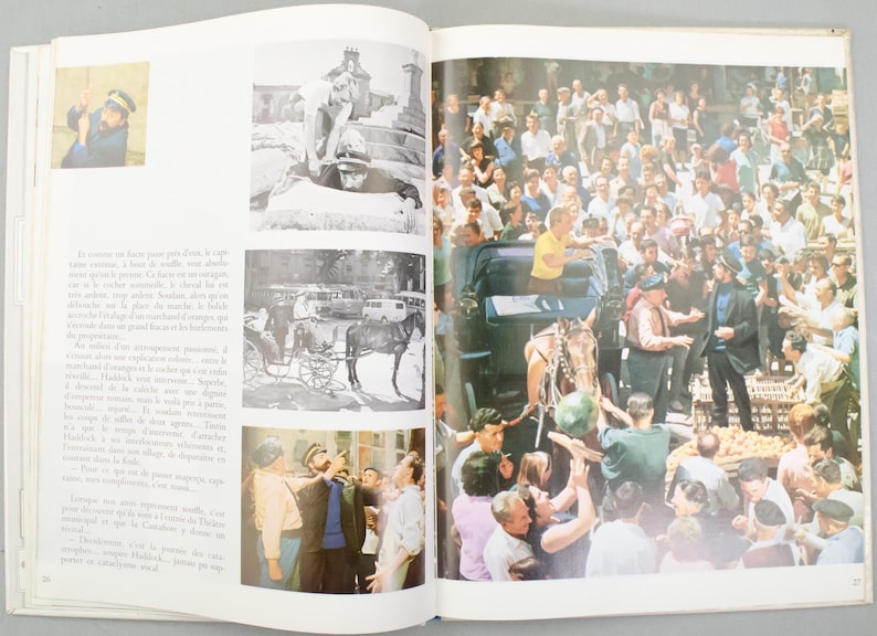 Puede incluir: Un libro antiguo abierto en una p&aacute;gina doble con varias im&aacute;genes. Una imagen muestra a una persona con uniforme. Otras im&aacute;genes representan escenas con multitudes, un carruaje tirado por caballos y personas interactuando, posiblemente en un mercado.