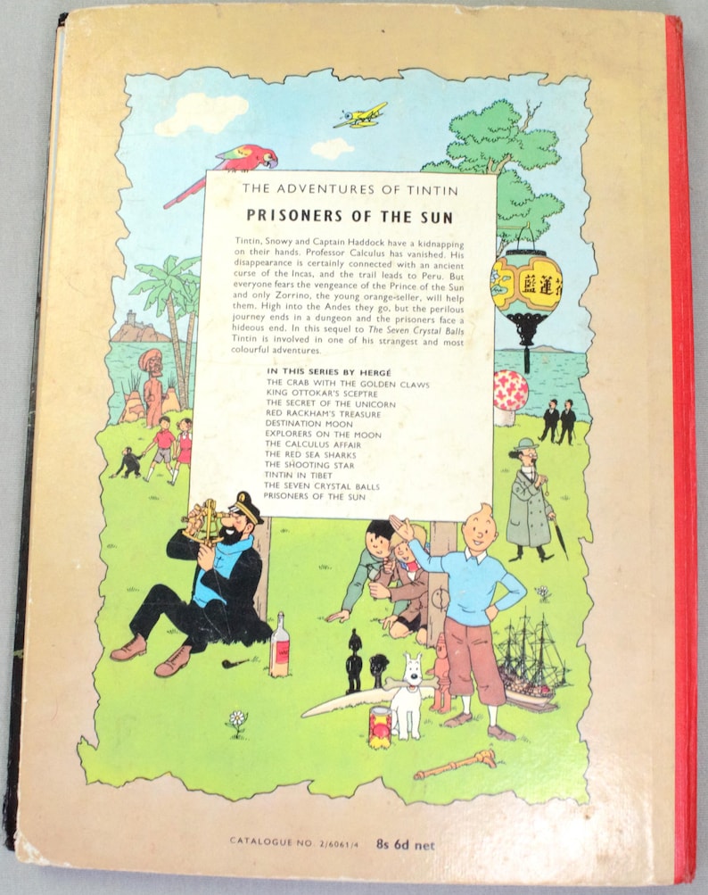 Op de afbeelding: Achterkant van het boek "De avonturen van Kuifje: De Zonnetempel". De kleurrijke illustratie toont Kuifje, Kapitein Haddock en Bobbie. De tekst beschrijft het verhaal en andere titels in de serie.