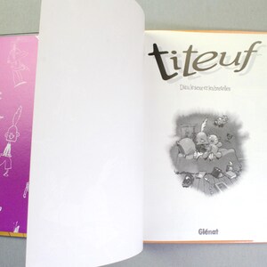 Puede incluir: Un libro abierto titulado Titeuf, Dieu, le sexe et les bretelles, publicado por Gl&eacute;nat. La p&aacute;gina izquierda presenta un fondo morado vibrante con dibujos lineales blancos de un personaje de dibujos animados, mientras que la derecha es blanca.