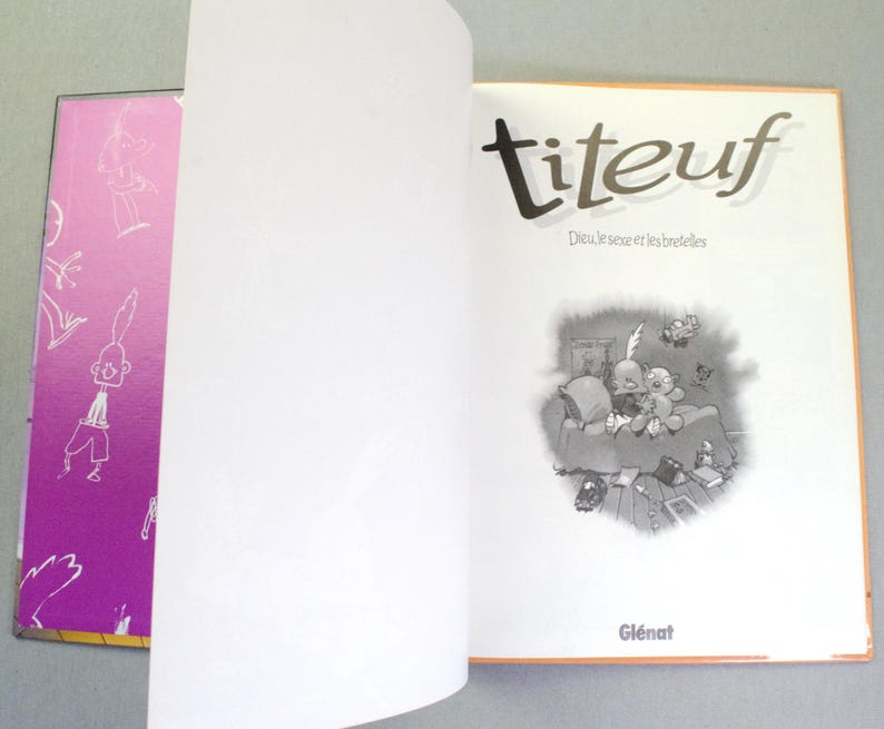 Puede incluir: Un libro abierto titulado Titeuf, Dieu, le sexe et les bretelles, publicado por Gl&eacute;nat. La p&aacute;gina izquierda presenta un fondo morado vibrante con dibujos lineales blancos de un personaje de dibujos animados, mientras que la derecha es blanca.