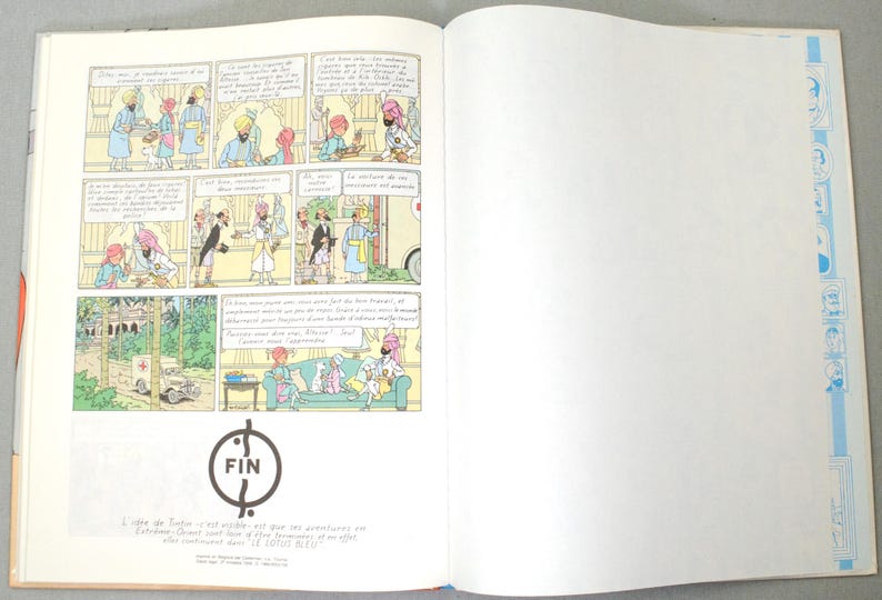 Pode incluir: Livro aberto com pain&eacute;is de banda desenhada com personagens de desenhos animados com turbantes. Os pain&eacute;is mostram diferentes cenas com bal&otilde;es de fala. A palavra "FIN" est&aacute; num c&iacute;rculo na parte inferior, com texto por baixo. A p&aacute;gina direita est&aacute; em branco.