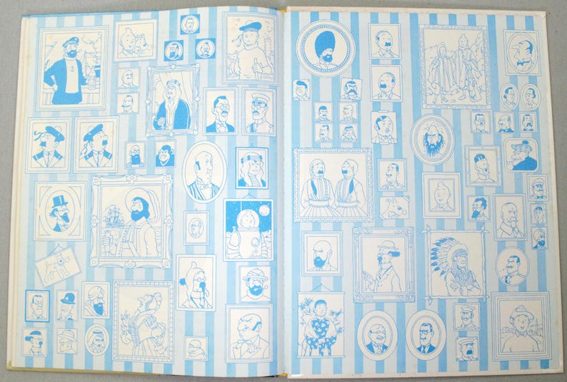 K&ouml;nnte beinhalten: Offenes Buch mit blau-wei&szlig;en Illustrationen verschiedener Portr&auml;ts. Die Portr&auml;ts sind gerahmt und vor einem Hintergrund aus blau-wei&szlig;en vertikalen Streifen angeordnet. Die Illustrationen stammen vermutlich aus einem Kinderbuch.