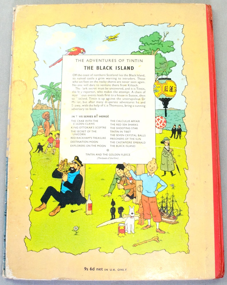 K&ouml;nnte beinhalten: Die R&uuml;ckseite eines Vintage-Tintin-Comics, "Die Abenteuer von Tim und Struppi: Die schwarze Insel". Das Cover zeigt Illustrationen von Charakteren und Szenen aus der Geschichte, mit Text, der die Handlung und andere Titel der Serie beschreibt.
